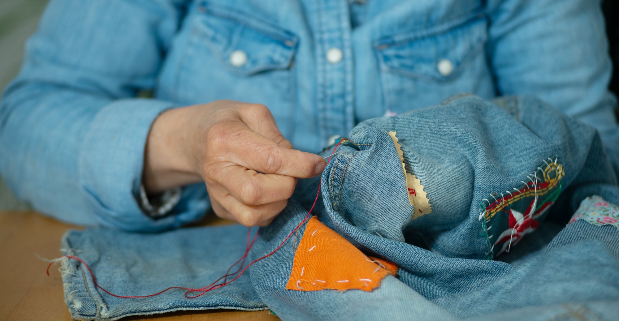 Composizione di patch ricamate su giacca denim